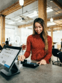 Pessoas em uma mesa olhando para um mesmo computador